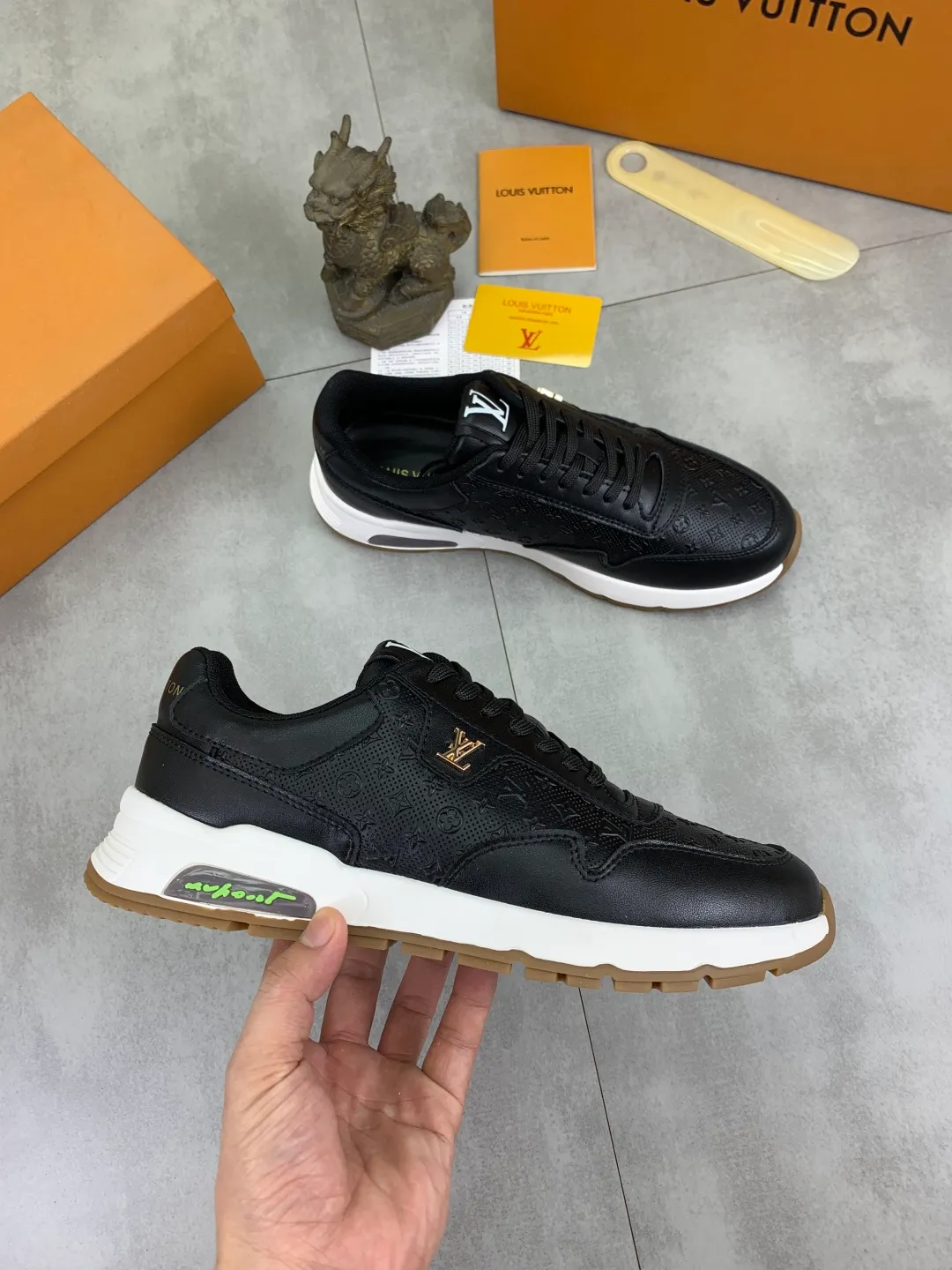 Men's Men's Shoes 💰P440💰【New Style】Yangli🆘 💭💭New model launched【LOUlS VUlTTON】Louis Vuitton's new low-top men's shoes, high quality, support inspection! This style comes from Italy with a variety of styles, very energetic and creative, giving people a comfortable and atmospheric visual impact❗Synchronization, the upper is made of silk calfskin with original LV, imported soft sheepskin lining🐑Purely hand-stitched; LV original rubber outsole 2️⃣color options available Size: 38~44